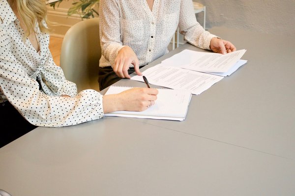 Négociation de contrats : Astuces et stratégies pour des accords interprofessionnels gagnants