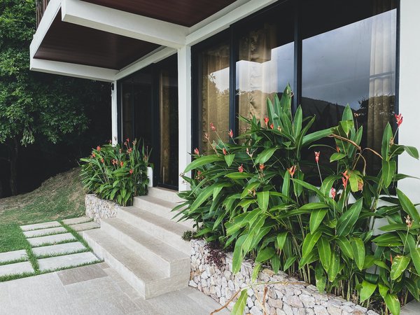 Les portes coulissantes en verre : esthétisme, fonctionnalité et choix illimités pour votre intérieur