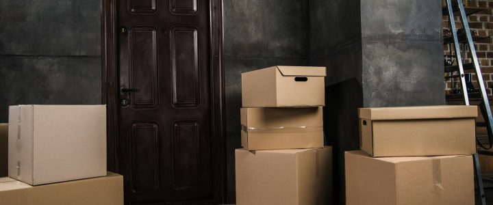 Organisez votre espace avec une grande boîte en carton